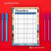 AGENDA DOCENTE PRIMARIA 2025-2026 AULA 13 Un calendario de diciembre reposa sobre una superficie roja, flanqueado por bolígrafos azules y rosas. El calendario está en blanco, y en la imagen se ven el número de contacto y la cuenta de Instagram de