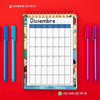 Un calendario de diciembre reposa sobre una superficie roja, flanqueado por bolígrafos azules y rosas. El calendario está en blanco, y en la imagen se ven el número de contacto y la cuenta de Instagram de "Dama di Store".