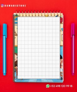 Un cuaderno cuadriculado con espiral se coloca sobre una superficie roja, flanqueado por dos bolígrafos azules a la izquierda y dos bolígrafos rosas a la derecha. Los datos de contacto de Instagram y WhatsApp se muestran en las esquinas superior izquierda e inferior derecha.