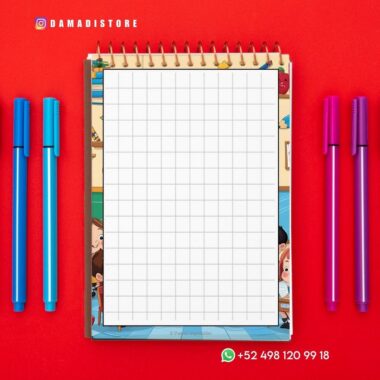 Un cuaderno cuadriculado con espiral se coloca sobre una superficie roja, flanqueado por dos bolígrafos azules a la izquierda y dos bolígrafos rosas a la derecha. Los datos de contacto de Instagram y WhatsApp se muestran en las esquinas superior izquierda e inferior derecha.