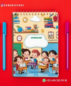 Un colorido cuaderno espiral con una escena de clase de dibujos animados en la portada está rodeado de bolígrafos azules y rosas sobre un fondo rojo. Los datos de contacto y las redes sociales aparecen en las esquinas de la imagen.