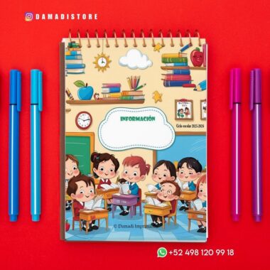 Un colorido cuaderno espiral con una escena de clase de dibujos animados en la portada está rodeado de bolígrafos azules y rosas sobre un fondo rojo. Los datos de contacto y las redes sociales aparecen en las esquinas de la imagen.
