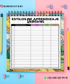 Una colorida hoja de registro de estilos de aprendizaje en un cuaderno espiral. Las columnas incluyen el nombre del estudiante, visual, auditivo y kinestésico. Está rodeada de bolígrafos, lápices, clips y un número de teléfono sobre un fondo rosa.