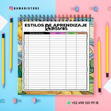 Una colorida hoja de registro de estilos de aprendizaje en un cuaderno espiral. Las columnas incluyen el nombre del estudiante, visual, auditivo y kinestésico. Está rodeada de bolígrafos, lápices, clips y un número de teléfono sobre un fondo rosa.