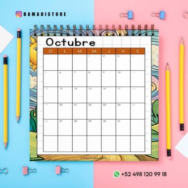 Un calendario de octubre en espiral en español se presenta sobre un fondo colorido con lápices amarillos, un bolígrafo blanco y clips para carpeta. El calendario muestra los días de la semana y las fechas, con información de contacto y redes sociales en la parte superior e inferior.