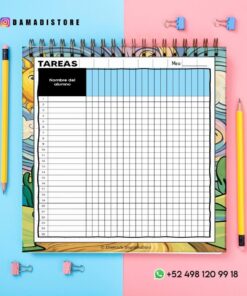Una tabla de tareas encuadernada en espiral con columnas para los nombres de los estudiantes y las fechas, rodeada de lápices amarillos y clips de carpeta rosas y azules, sobre un fondo rosa y azul dividido. La información de contacto de WhatsApp está en la parte inferior derecha.