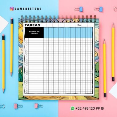 Una tabla de tareas encuadernada en espiral con columnas para los nombres de los estudiantes y las fechas, rodeada de lápices amarillos y clips de carpeta rosas y azules, sobre un fondo rosa y azul dividido. La información de contacto de WhatsApp está en la parte inferior derecha.