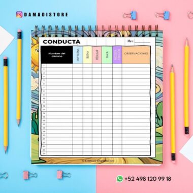 Un cuaderno colorido con una tabla de comportamiento titulada "CONDUCTA", que enumera categorías de "Muy buena" a "Mala" para los estudiantes, con columnas para nombres, meses y observaciones. Está rodeado de papelería sobre un fondo rosa y azul.