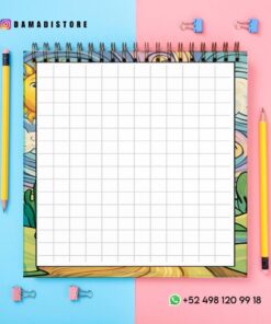 Un cuaderno cuadriculado con espiral sobre fondo azul y rosa, rodeado de lápices amarillos, clips y una regla. El usuario de Instagram y el contacto de WhatsApp se ven en las esquinas superior izquierda e inferior derecha.