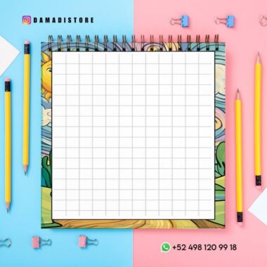 Un cuaderno cuadriculado con espiral sobre fondo azul y rosa, rodeado de lápices amarillos, clips y una regla. El usuario de Instagram y el contacto de WhatsApp se ven en las esquinas superior izquierda e inferior derecha.