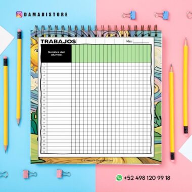 Hoja de seguimiento del trabajo del estudiante encuadernada en espiral sobre un fondo azul pastel y rosa, rodeada de lápices, clips y un bolígrafo. La hoja tiene columnas para los nombres de los estudiantes y los meses. El contacto de WhatsApp se muestra en la parte inferior.