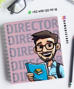 Cuaderno de espiral con una ilustración de dibujos animados de un hombre sonriente con un libro en la mano. En la portada se lee "DIRECTOR" en letras grandes. Cerca hay unas gafas, un bolígrafo y un número de teléfono con un icono de WhatsApp. Aparece la cuenta de Instagram @damadistore.