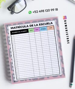 Un cuaderno de espiral con un formulario de matrícula de la Escuela, un lápiz negro, gafas y una planta sobre un escritorio blanco. En la parte superior se pueden ver los datos de contacto y la cuenta de Instagram @damadistore.