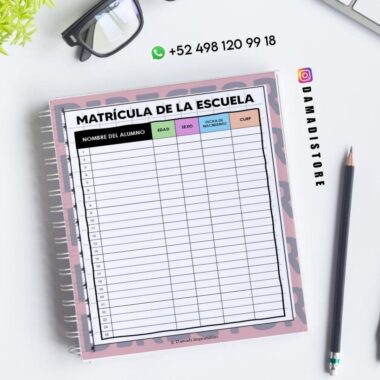 Un cuaderno de espiral con un formulario de matrícula de la Escuela, un lápiz negro, gafas y una planta sobre un escritorio blanco. En la parte superior se pueden ver los datos de contacto y la cuenta de Instagram @damadistore.