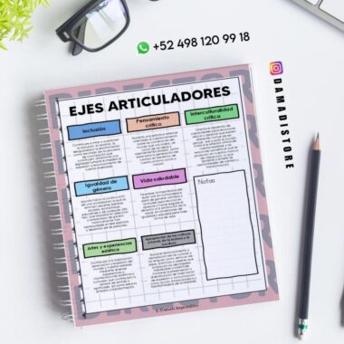 Un cuaderno de espiral muestra un gráfico titulado "Ejes Articuladores" con columnas y texto sobre inclusión, pensamiento crítico, interculturalidad, igualdad de género, vida sana y artes. Cerca hay bolígrafos, gafas y una planta.