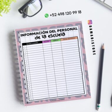 Un cuaderno de espiral con un formulario titulado "Información del personal de la escuela" con columnas para el nombre, el cargo, el teléfono y el correo electrónico. Alrededor del cuaderno también hay un lápiz, un portapapeles, una planta e información de contacto.