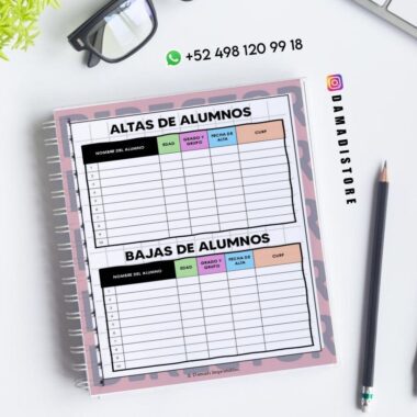 Un cuaderno de espiral abierto con páginas tituladas "Altas de Alumnos" y "Bajas de Alumnos" para el seguimiento de las inscripciones y bajas de alumnos. Cerca hay un bolígrafo negro, gafas y una planta. La información de contacto y la cuenta de Instagram están visibles.