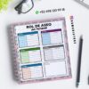 Una agenda de limpieza encuadernada en espiral con columnas para la fecha, los miembros y las tareas completadas se coloca sobre un escritorio con bolígrafos, gafas y un teléfono. La información de contacto y la dirección de las redes sociales aparecen en la parte superior derecha.