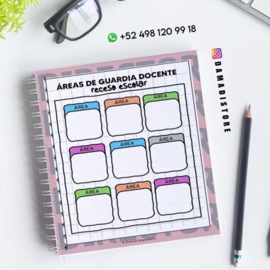 Un cuaderno de espiral con un cuadro titulado "Áreas de Guardia Docente Receso Escolar" y casillas etiquetadas como "Área" en varios colores. Cerca hay un bolígrafo, unas gafas y un número de contacto con iconos de WhatsApp e Instagram.