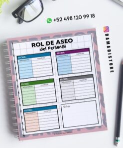 Una agenda de limpieza encuadernada en espiral con columnas para la fecha, los miembros y las tareas completadas se coloca sobre un escritorio con bolígrafos, gafas y un teléfono. La información de contacto y la dirección de las redes sociales aparecen en la parte superior derecha.