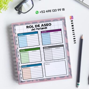 Una agenda de limpieza encuadernada en espiral con columnas para la fecha, los miembros y las tareas completadas se coloca sobre un escritorio con bolígrafos, gafas y un teléfono. La información de contacto y la dirección de las redes sociales aparecen en la parte superior derecha.