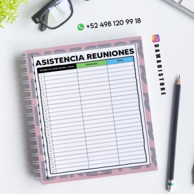 Un cuaderno de espiral abierto a una hoja de asistencia a una reunión titulada "ASISTENCIA REUNIONES", junto a un lápiz negro, unas gafas y una planta. Se ven los datos de contacto y la cuenta de Instagram @damadistore.