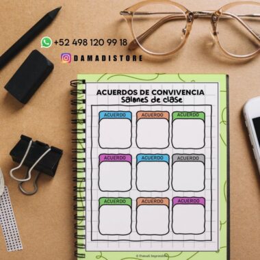 Un cuaderno de espiral abierto a una colorida tabla de acuerdos de clase se encuentra sobre un escritorio con material de oficina, un teléfono e información de contacto de DAMADISTORE en la parte superior izquierda.