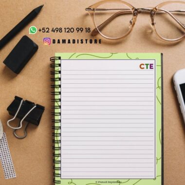Un cuaderno de espiral con "CTE" en la parte superior derecha, rodeado de un bolígrafo, gafas, goma de borrar, clips de carpeta y una regla sobre un escritorio marrón. Encima del cuaderno aparecen los datos de contacto de DAMADISTORE en Whatsapp e Instagram.