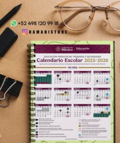 Un calendario escolar encuadernado en espiral para el curso 2025-2026 de México descansa sobre un escritorio de madera con gafas, clips, una regla y bolígrafos. La información de contacto y un logotipo de WhatsApp aparecen en la parte superior izquierda de la imagen.