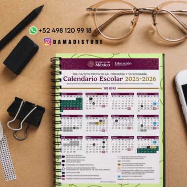 Un calendario escolar encuadernado en espiral para el curso 2025-2026 de México descansa sobre un escritorio de madera con gafas, clips, una regla y bolígrafos. La información de contacto y un logotipo de WhatsApp aparecen en la parte superior izquierda de la imagen.