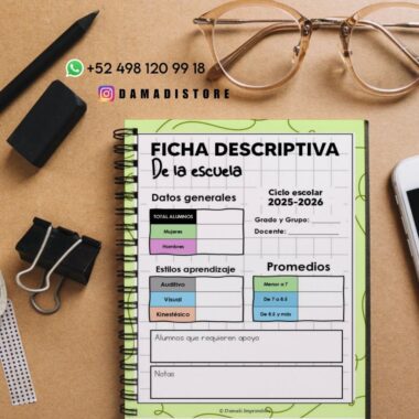 Un cuaderno de espiral con un formulario de informe escolar impreso en español, rodeado de un bolígrafo, un lápiz, una goma de borrar, un clip para carpetas y un teléfono. El cuaderno incluye secciones para datos de los alumnos, estilos de aprendizaje, promedios y necesidades de apoyo.