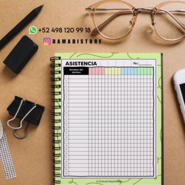 Una hoja de asistencia encuadernada en espiral está sobre un escritorio con un bolígrafo, una goma de borrar, clips para carpetas, una regla, gafas y un teléfono. La información de contacto de DAMADISTORE aparece en la parte superior de la imagen.