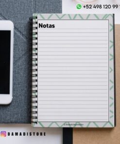 Un cuaderno de espiral abierto en una página rayada con la etiqueta 