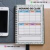 Agenda docente secundaria 2025-2026 15 Un cuaderno de espiral abierto a una plantilla en blanco del horario semanal de clase en español, colocada sobre un escritorio junto a un smartphone. La plantilla incluye columnas para días, horas y observaciones.