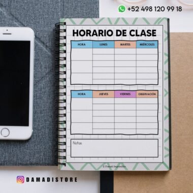Un cuaderno de espiral abierto a una plantilla en blanco del horario semanal de clase en español, colocada sobre un escritorio junto a un smartphone. La plantilla incluye columnas para días, horas y observaciones.