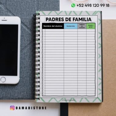 Un cuaderno encuadernado en espiral con una tabla titulada "PADRES DE FAMILIA" para anotar los nombres de los alumnos, tutores, teléfonos de contacto y curso. Alrededor del cuaderno hay un smartphone, carpetas marrones e información de contacto.