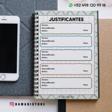 Una página de cuaderno de espiral titulada "JUSTIFICANTES" con cinco apartados para rellenar el nombre del alumno, los días justificados, el motivo y la firma. El fondo incluye un smartphone y material de oficina sobre un escritorio.