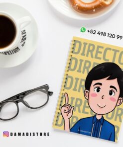 Un cuaderno de espiral con un niño ilustrado que pone "DIRECTOR" en la portada está sobre una mesa blanca junto a unas gafas, una taza de café, un donut y la información de contacto de DAMADISTORE con iconos de Instagram y WhatsApp.