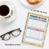 Agenda docente director 2025-2026 13 En una mesa blanca, junto a una taza de café, unas gafas y un plato con un donut, hay un cuaderno con el horario semanal de clases. La información de contacto y las redes sociales aparecen encima y debajo del cuaderno.