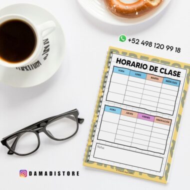 En una mesa blanca, junto a una taza de café, unas gafas y un plato con un donut, hay un cuaderno con el horario semanal de clases. La información de contacto y las redes sociales aparecen encima y debajo del cuaderno.