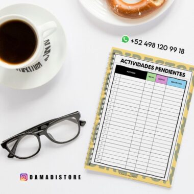 Un cuaderno con una lista de "Actividades Pendientes" sobre una mesa junto a unas gafas negras, una taza de café y un donut. En la imagen aparecen los datos de contacto de WhatsApp y la cuenta de Instagram "@damadistore".