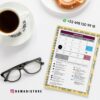 Agenda docente director 2025-2026 17 Una taza de café, unas gafas y un donut junto a un calendario escolar de marzo de 2026 encuadernado en espiral con eventos codificados por colores, un número de contacto de WhatsApp y el usuario de Instagram @DAMADISTORE.