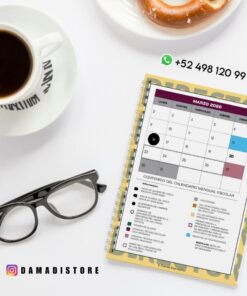 Una taza de café, unas gafas y un donut junto a un calendario escolar de marzo de 2026 encuadernado en espiral con eventos codificados por colores, un número de contacto de WhatsApp y el usuario de Instagram @DAMADISTORE.