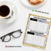 Agenda docente director 2025-2026 16 Una taza de café negro, unas gafas y un donut se sientan junto a un cuaderno encuadernado en espiral con tablas de inscripción y retirada de alumnos. La cuenta de Instagram @damadistore y un número de contacto de WhatsApp son visibles.