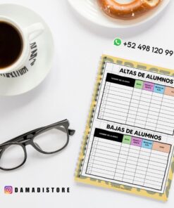 Una taza de café negro, unas gafas y un donut se sientan junto a un cuaderno encuadernado en espiral con tablas de inscripción y retirada de alumnos. La cuenta de Instagram @damadistore y un número de contacto de WhatsApp son visibles.