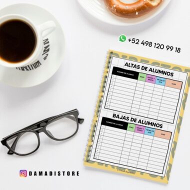 Una taza de café negro, unas gafas y un donut se sientan junto a un cuaderno encuadernado en espiral con tablas de inscripción y retirada de alumnos. La cuenta de Instagram @damadistore y un número de contacto de WhatsApp son visibles.