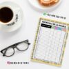 Agenda docente director 2025-2026 11 En un escritorio blanco, junto a una taza de café negro, una galleta salada y unas gafas negras, hay un cuaderno con una tabla de matriculación escolar. También se ven los datos de contacto de WhatsApp y una cuenta de Instagram.