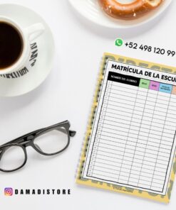 En un escritorio blanco, junto a una taza de café negro, una galleta salada y unas gafas negras, hay un cuaderno con una tabla de matriculación escolar. También se ven los datos de contacto de WhatsApp y una cuenta de Instagram.