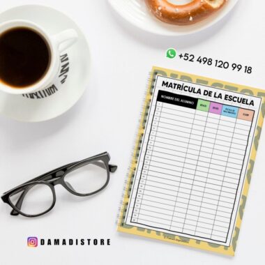 En un escritorio blanco, junto a una taza de café negro, una galleta salada y unas gafas negras, hay un cuaderno con una tabla de matriculación escolar. También se ven los datos de contacto de WhatsApp y una cuenta de Instagram.