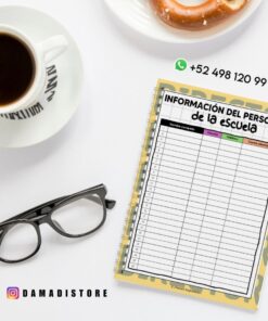 Vista superior de un escritorio con una taza de café, un donut, un par de gafas negras y un cuaderno de espiral con la etiqueta 